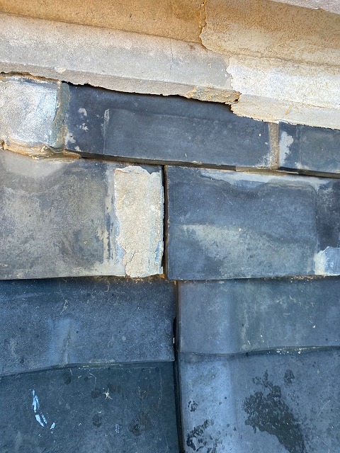 いびつな漆喰が施された熨斗瓦